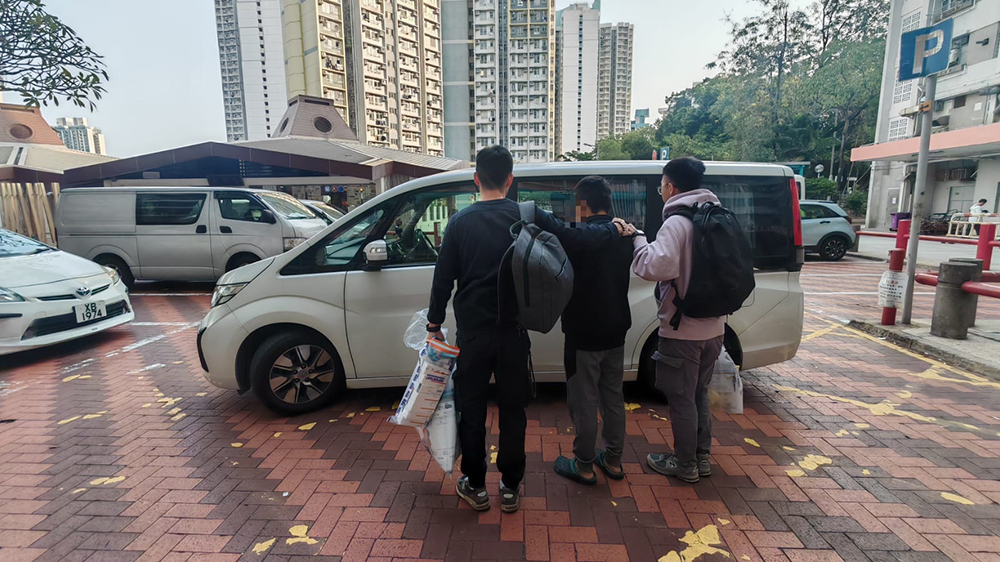 警破公屋毒品儲存倉 拘一男檢近千粒「藍精靈」