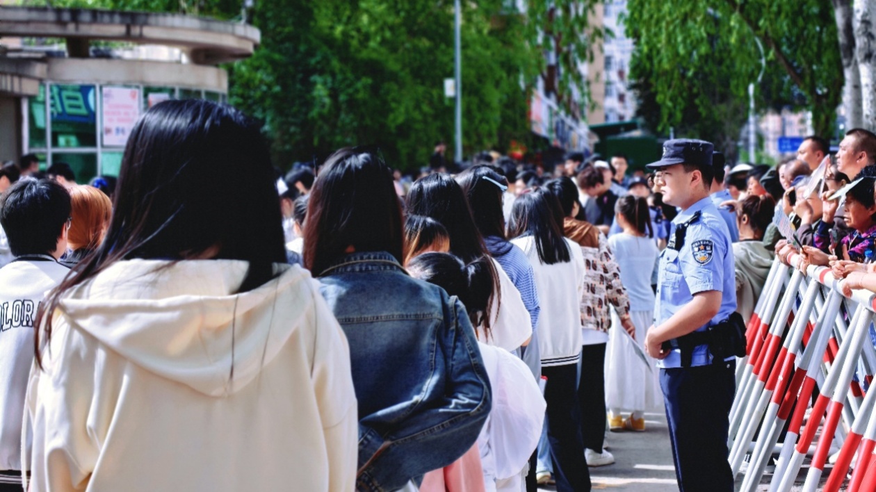 冰城公安：以藏藍擔當 護航青春夢想起航