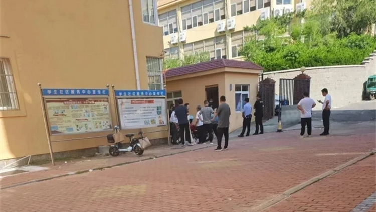 青島大學一宿管人員離世 學生指或與平房未裝空調有關