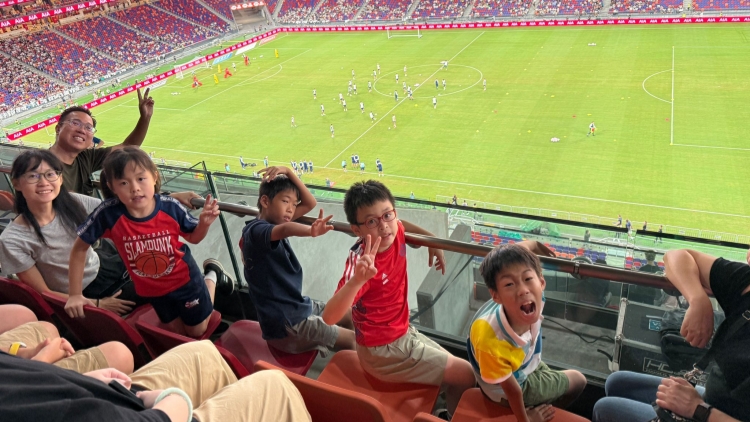 啟德體育園邀請12個家庭約40人到訪零售館與主場館