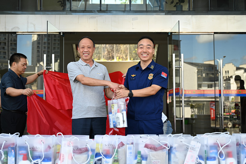 皖祁門縣：商會「送清涼」致敬「火焰藍」