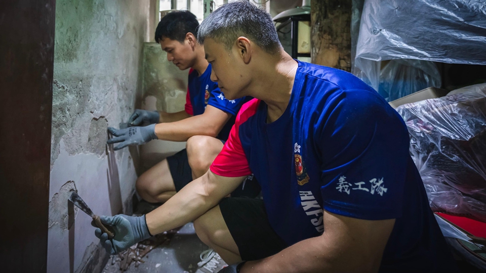 消防處義工隊助住戶修葺失修牆身 改善長者居住環境