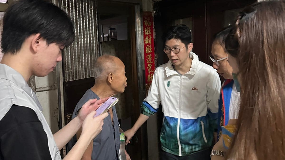 仁安大廈停電 觀塘民政處聯同區議員關愛隊提供支援 半數單位恢復供電