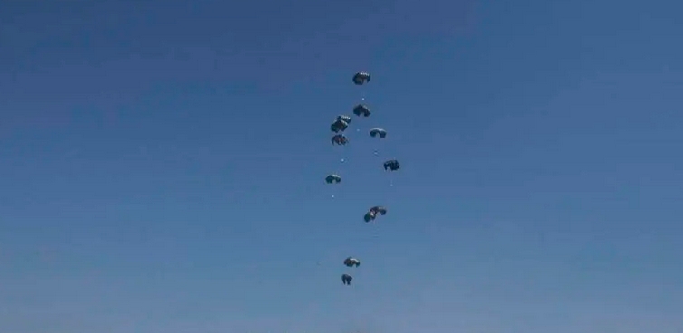 埃及向加沙地带空投援助物資