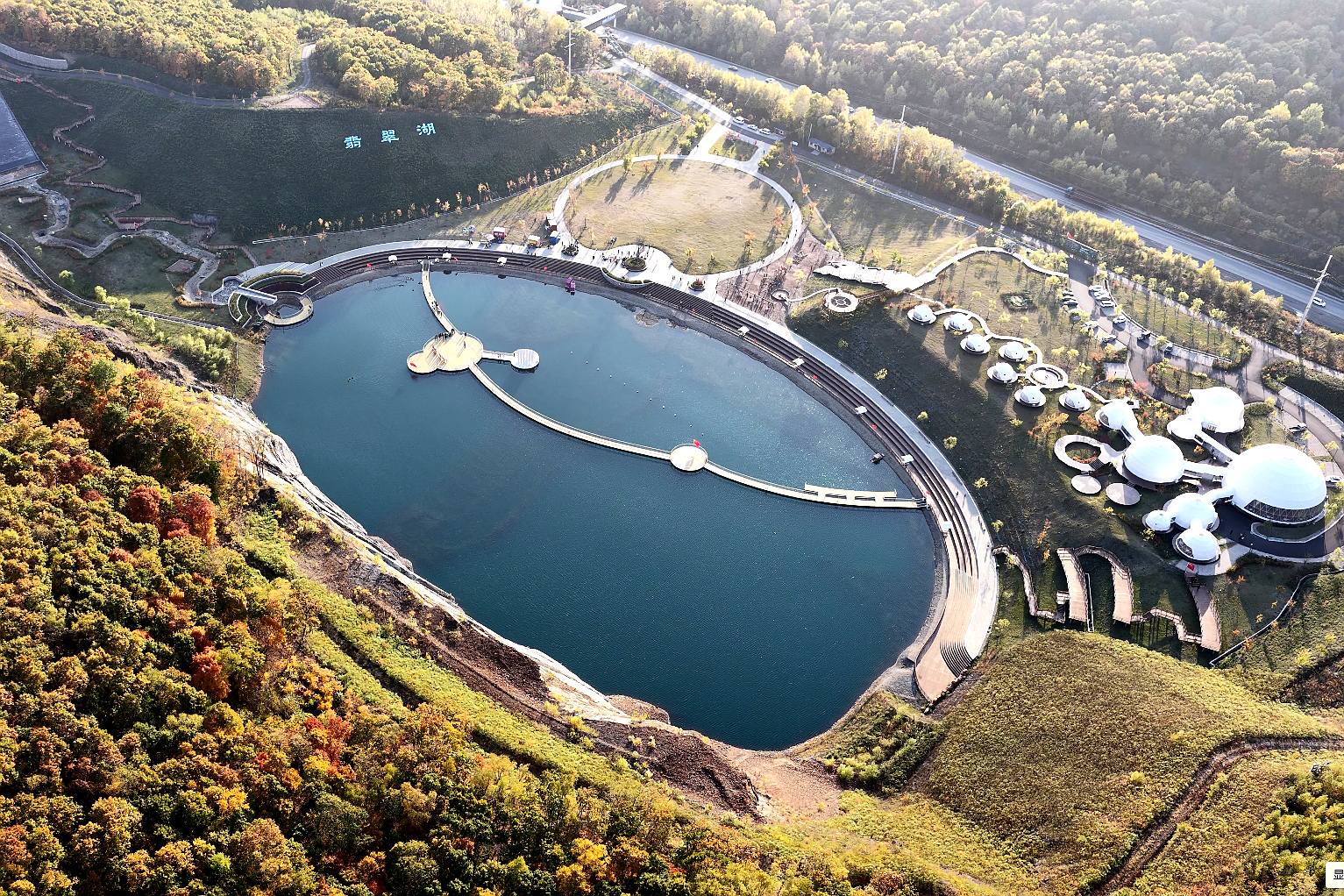 黑龍江寶清縣翡翠湖：層林盡染美如畫 湖光山色醉人心