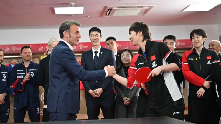 馬克龍揮拍成都 「小球」牽動「大球」