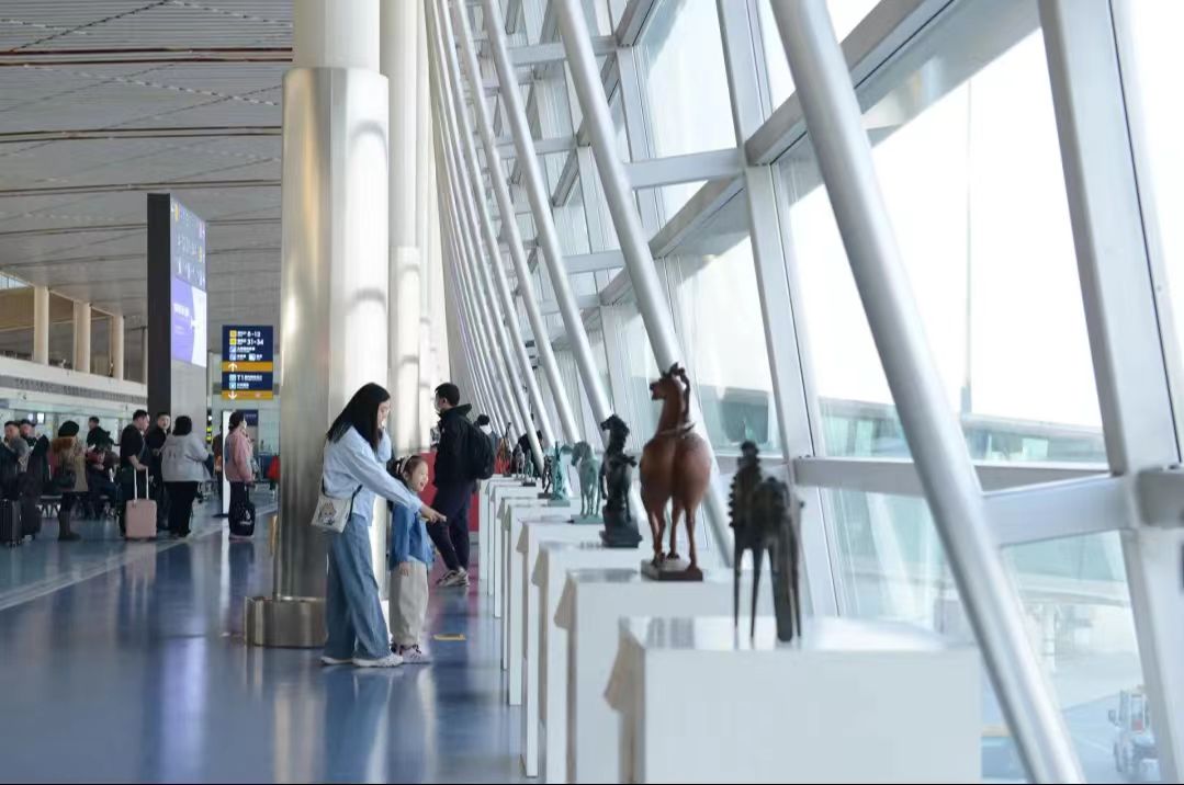 山西宇達「馬到成功」青銅雕塑藝術全國巡展在運城鹽湖國際機場首展