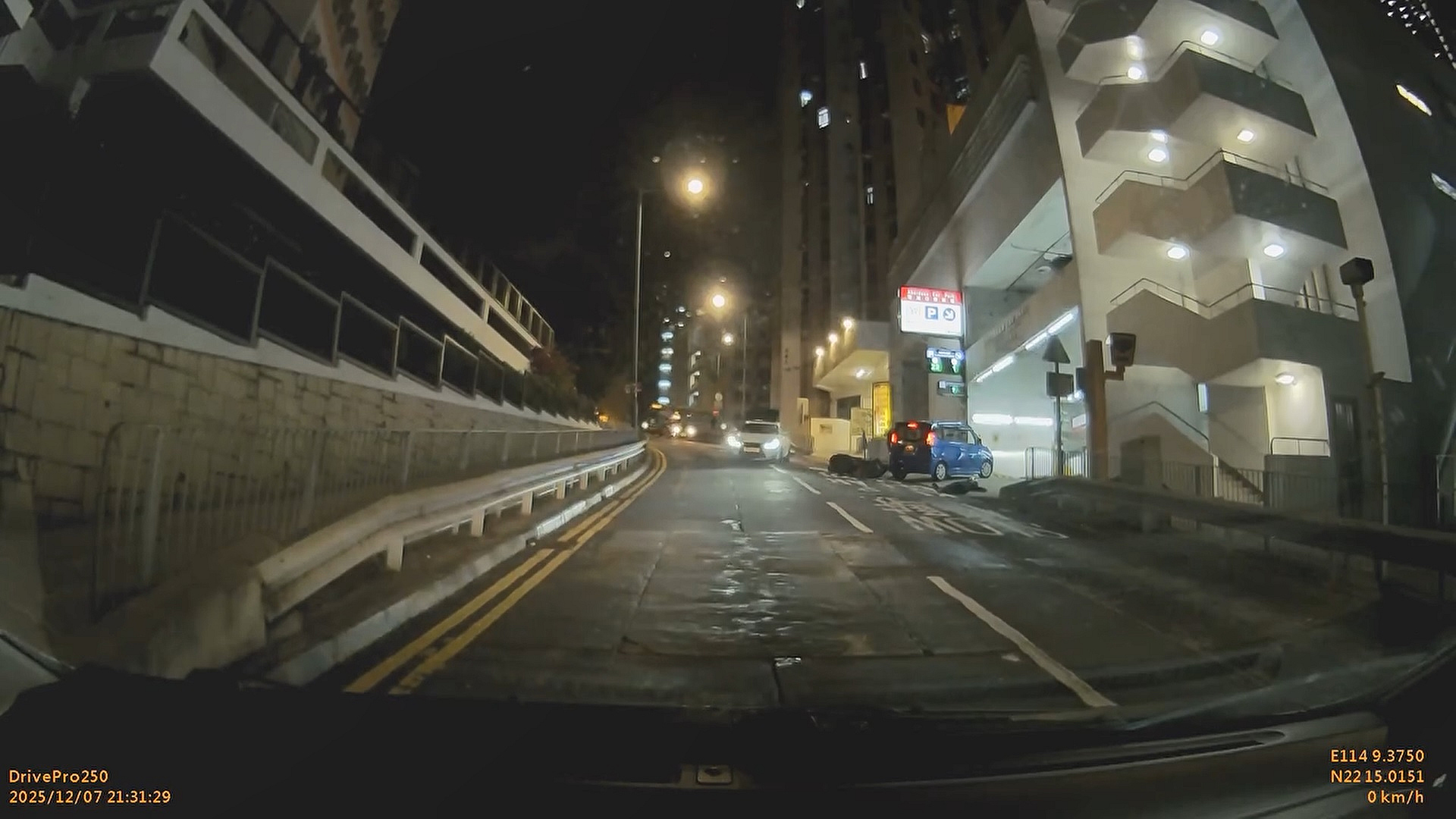 有片〡鐵騎士停車場外倒地受傷 涉事私家車疑繼續泊車 