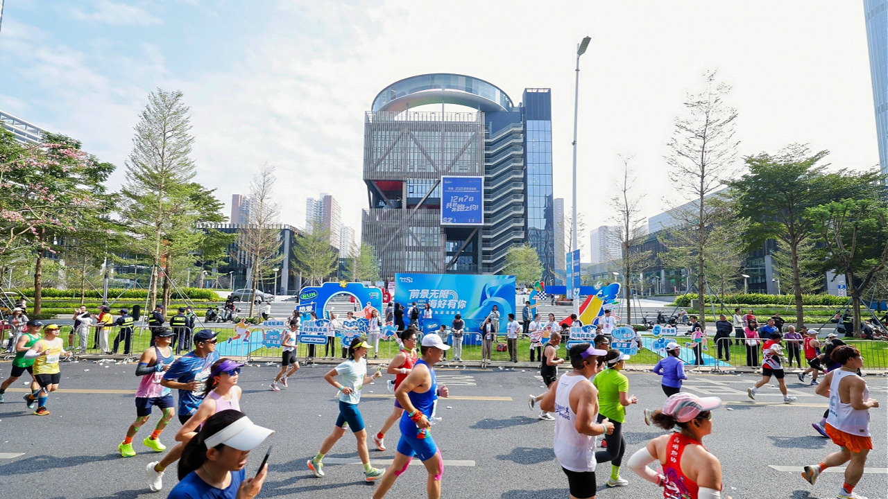 2025深圳馬拉松燃情前海國際活力 奔湧向「前」共赴山「海」 「助陣啦啦隊」盡顯國際範 