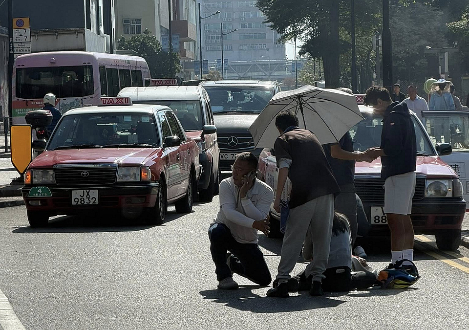 有片〡觀塘海濱道的士撞飛男童 翻滾10米受傷送院