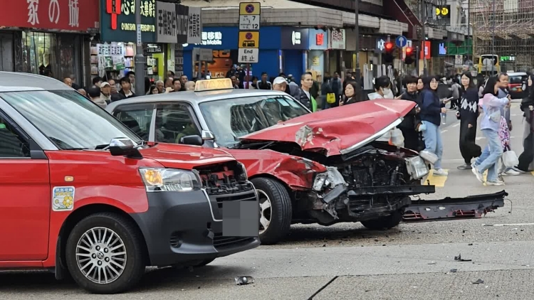 觀塘私家車與兩的士互撼 兩的士司機受傷送院