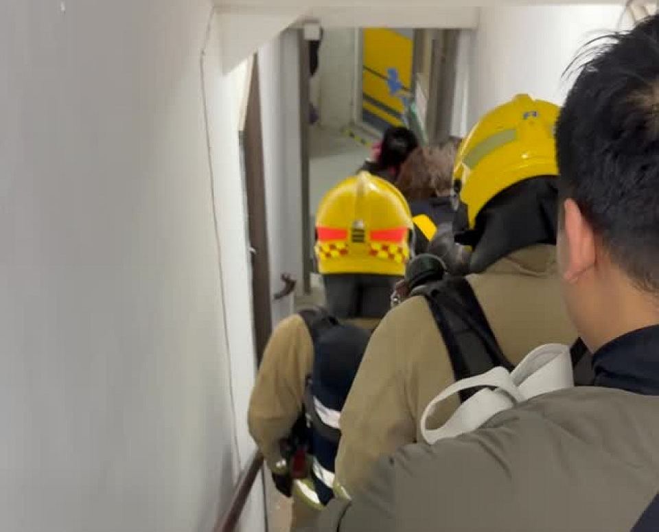 有片〡屯門景峰花園火警 鄰居拍門喚醒及時逃生