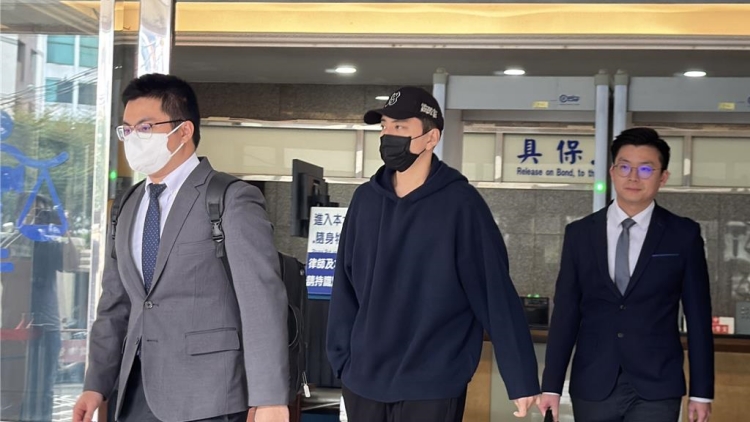 台媒：逃避兵役「案外案」第三度開庭，王大陸與女友首次一同出庭「拒絕認罪」