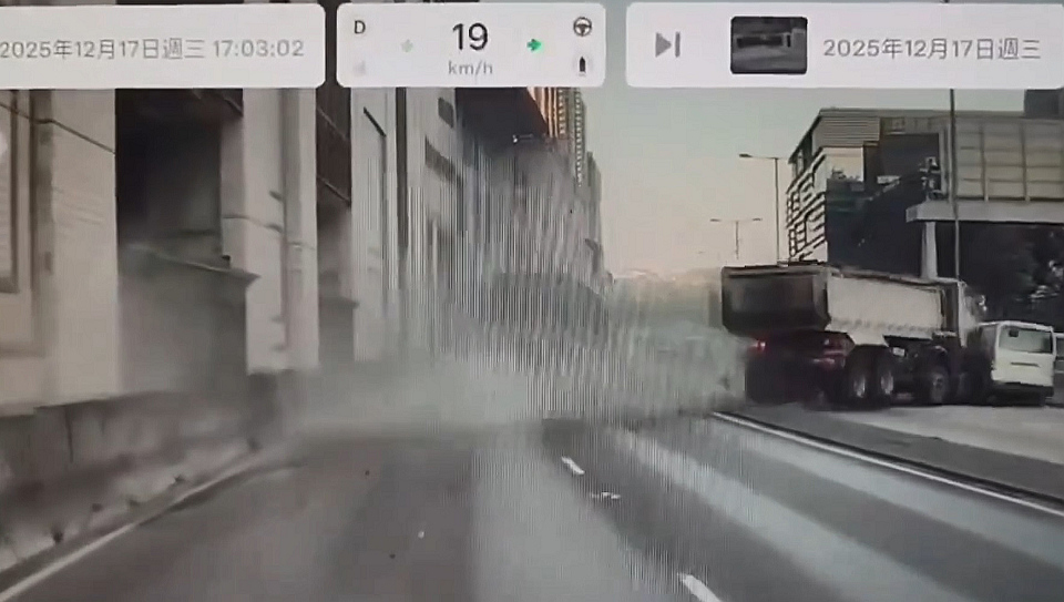 有片〡大埔公路泥頭車失控 客貨車遭攔腰撞司機被困 