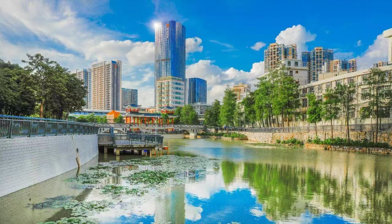 危！老人神情恍惚獨自徘徊 深圳橫崗網格員助走失老人歸家