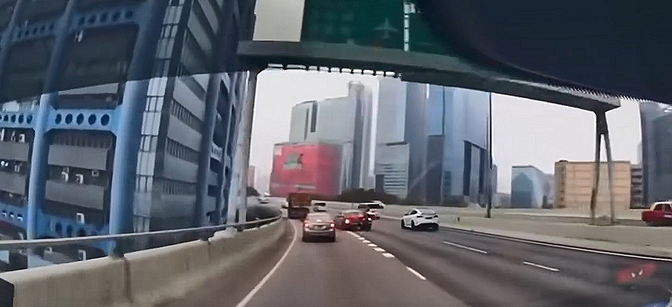 有片〡觀塘繞道鐵騎士切線撞死火的士 人仰車翻倒地受傷