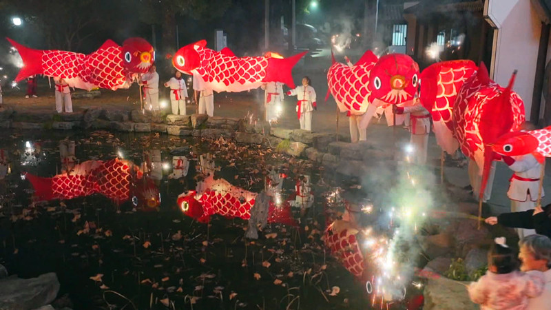 皖歙縣：漁梁魚燈點亮新安江畔