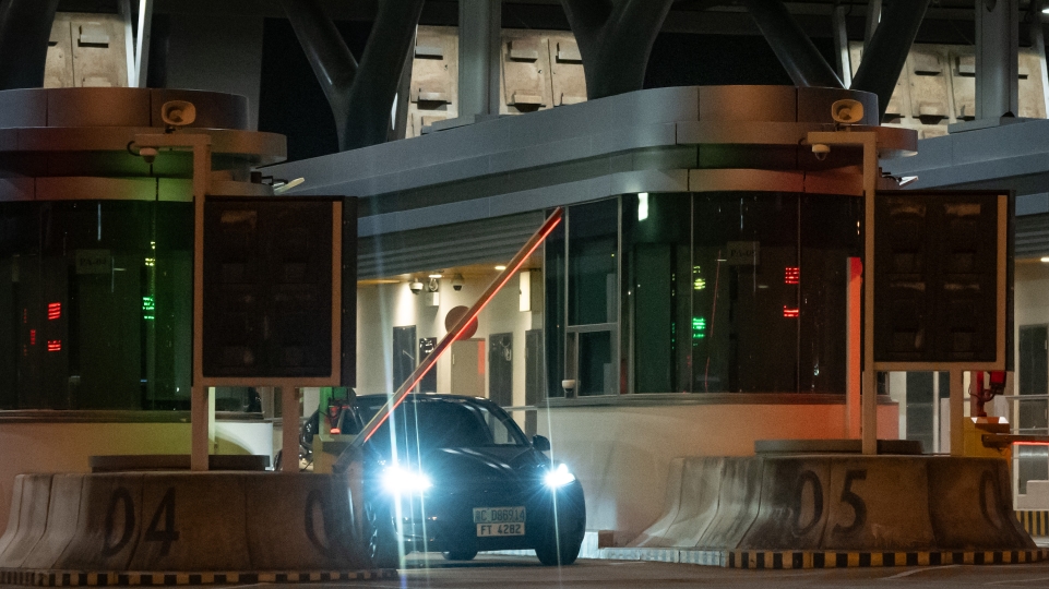 有片 |  「粵車南下」入境市區今日起實施 首批車輛凌晨已抵港 