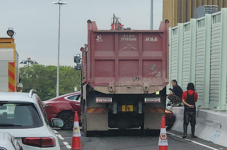 中九龍繞道通車首宗交通意外 私家車泥頭車相撞無人傷