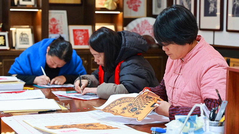 皖歙縣：徽州剪紙迎新 馬年元素吸睛