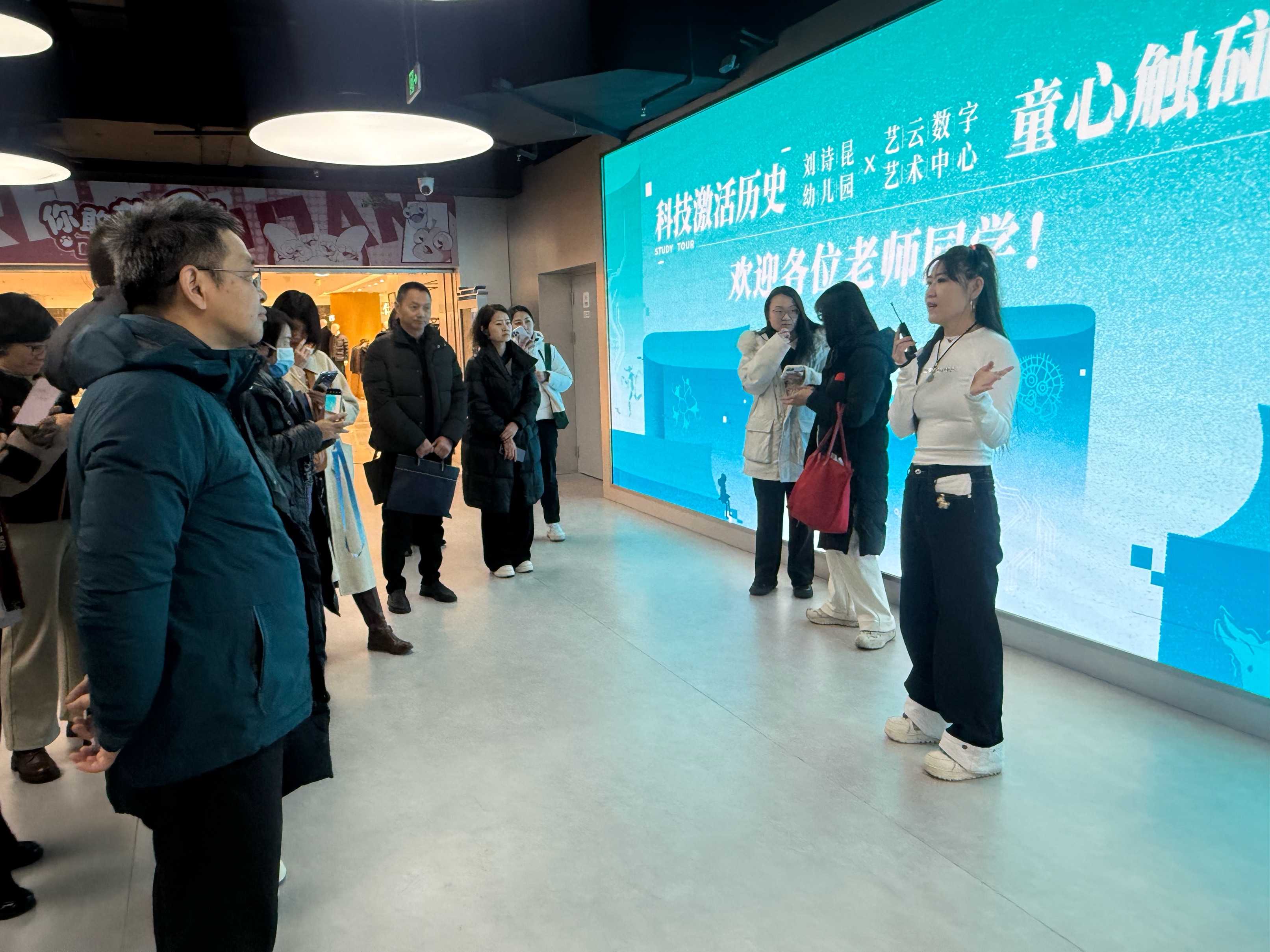 有片｜【港澳台記者探訪團·中軸尋韻記：光影交織藏古韻，王府井藝雲中心的科技文化奇遇】