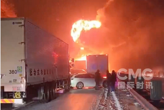 有片丨日本群馬縣67輛車連環相撞  20輛車起火燃燒 2死26傷