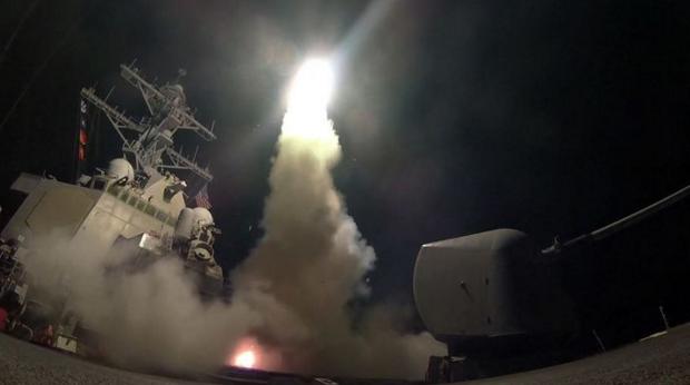 美軍向敘利亞謝拉特空軍基地，發射59枚戰斧巡航導彈。(AP資料圖片)
