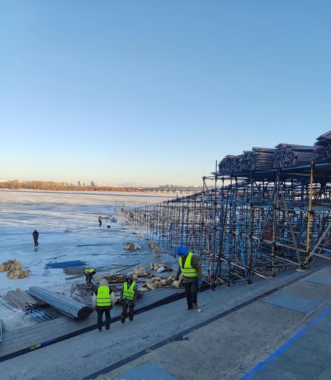 第八届哈尔滨松花江冰雪嘉年华施工现场4.jpg